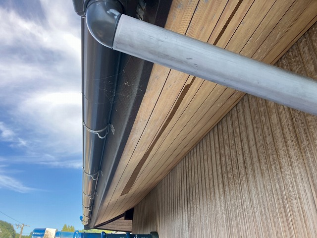 軒天の天井材に剥がれ